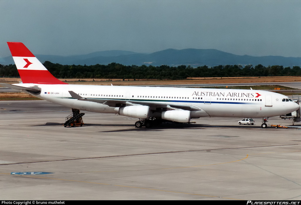 aua a340.jpg